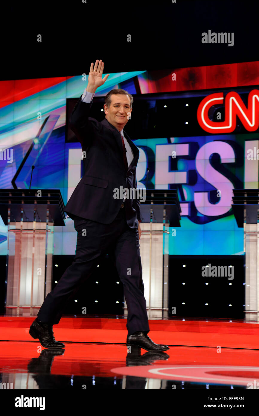 LAS VEGAS NV, Dic 15, 2015, il senatore Ted Cruz, un repubblicano dal Texas e 2016 candidato presidenziale, le passeggiate e le onde sul palco all'inizio del candidato presidenziale repubblicano dibattito alla veneziana. Foto Stock