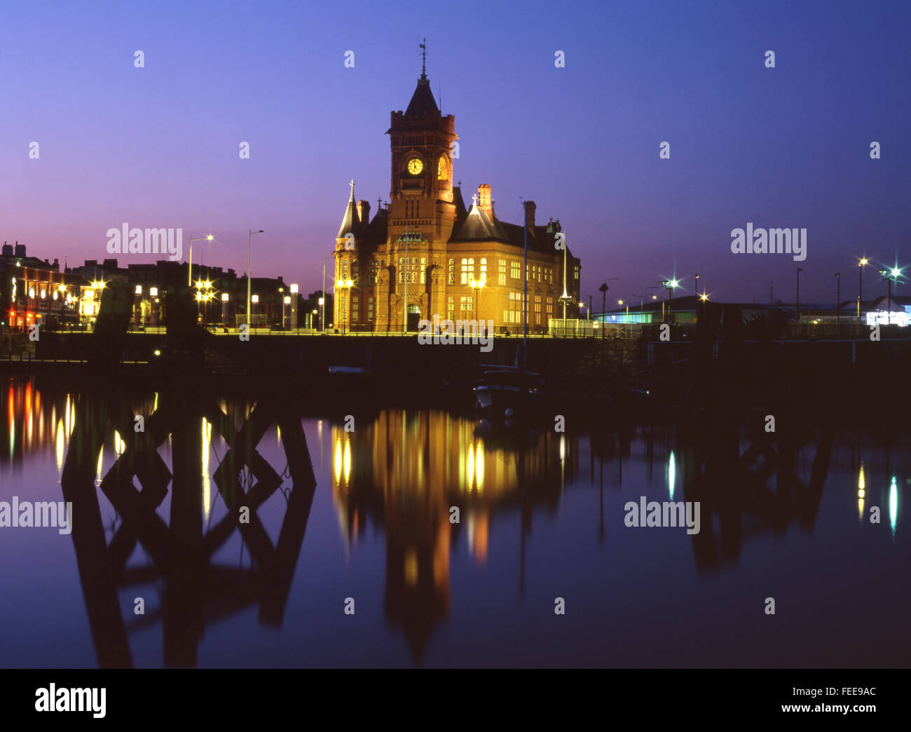 Bay skyline notturno crepuscolo crepuscolo nel 2001 prima di Millennium Centre e Senedd sono state costruite Cardiff Wales UK Foto Stock