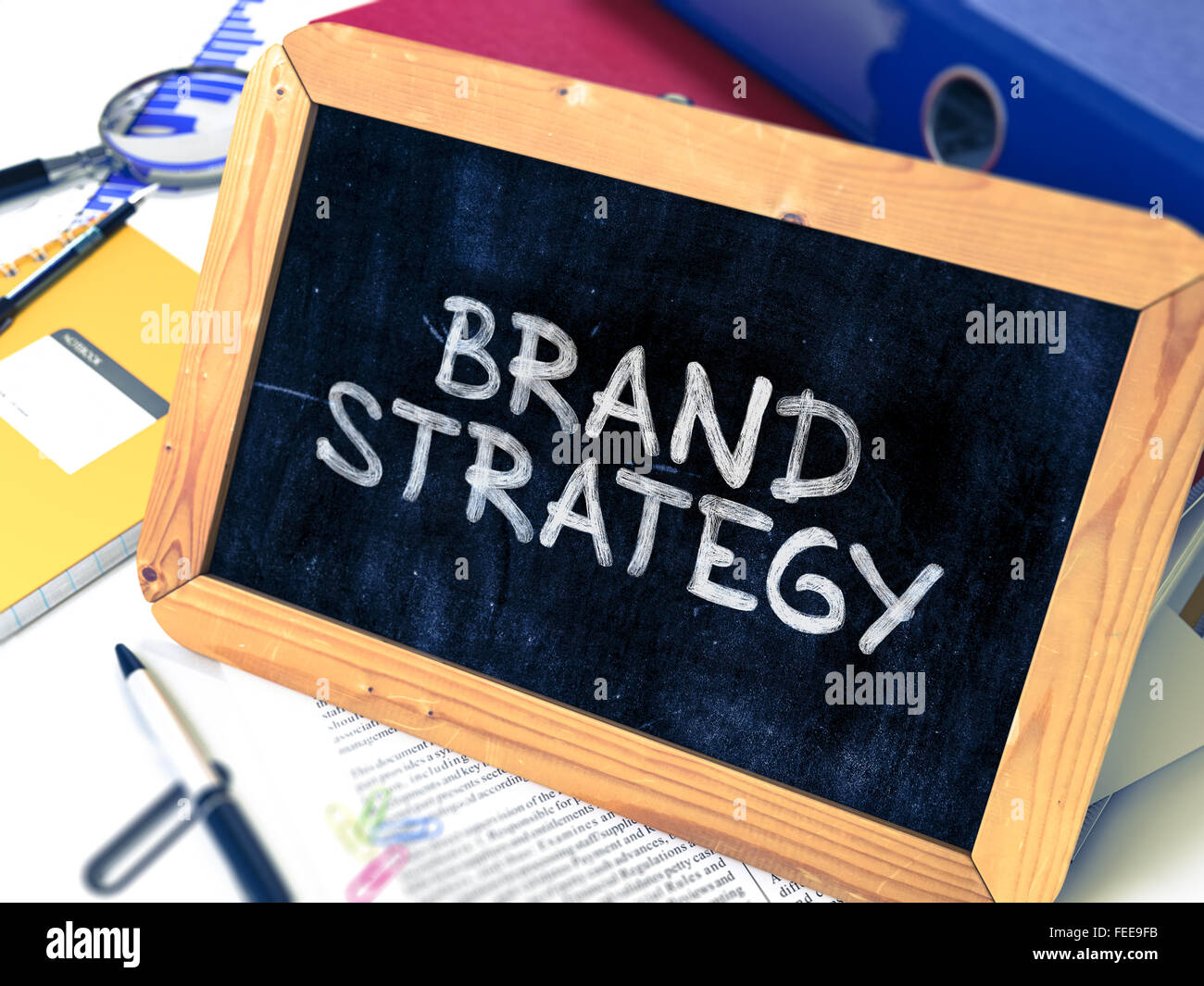 Strategia di marca manoscritte da bianco gesso su una lavagna. Foto Stock