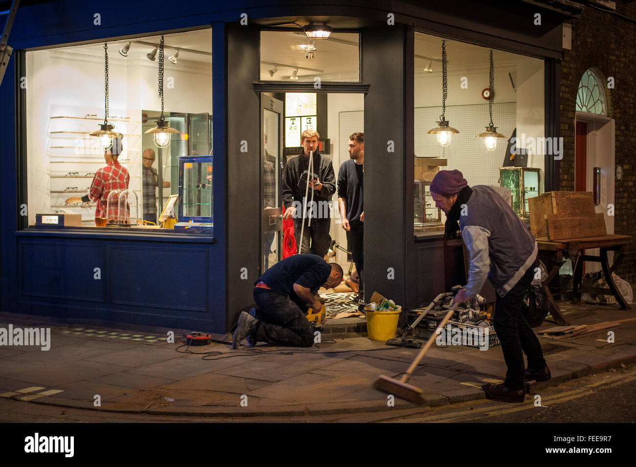 Alla moda di giovani lavoratori per costruire nuovi shop, Soho, Londra Foto Stock