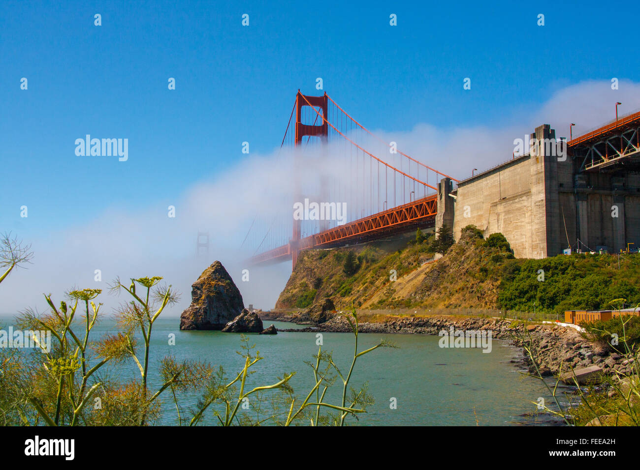Golden Gate Bridge avvolto nella nebbia, visto da Ft Baker, Sausalito CA Foto Stock