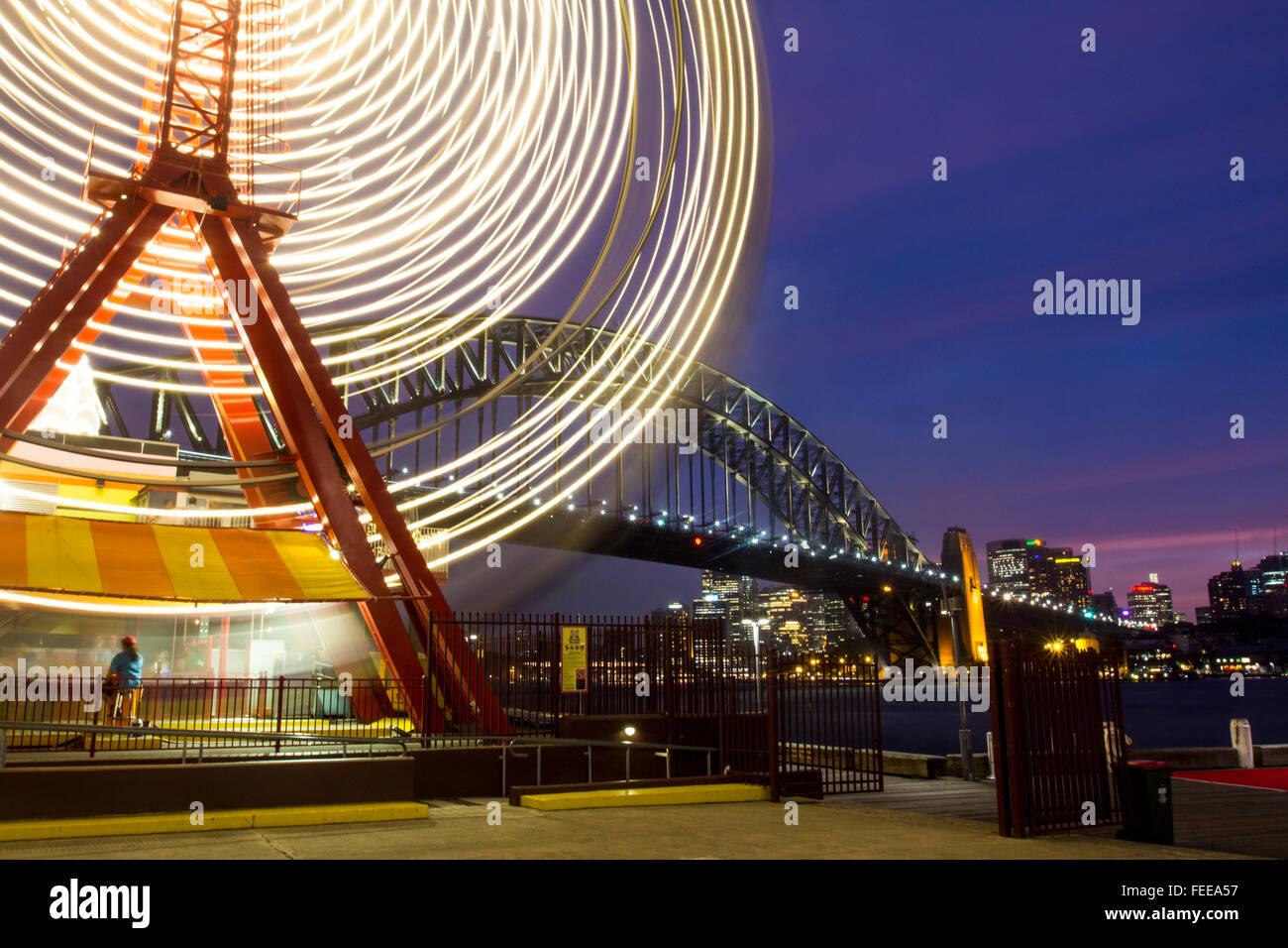 Il Luna Park ruota panoramica Ferris di Sydney e il Sydney Harbour Bridge di notte Milsons Point Sydney New South Wales NSW Australia Foto Stock