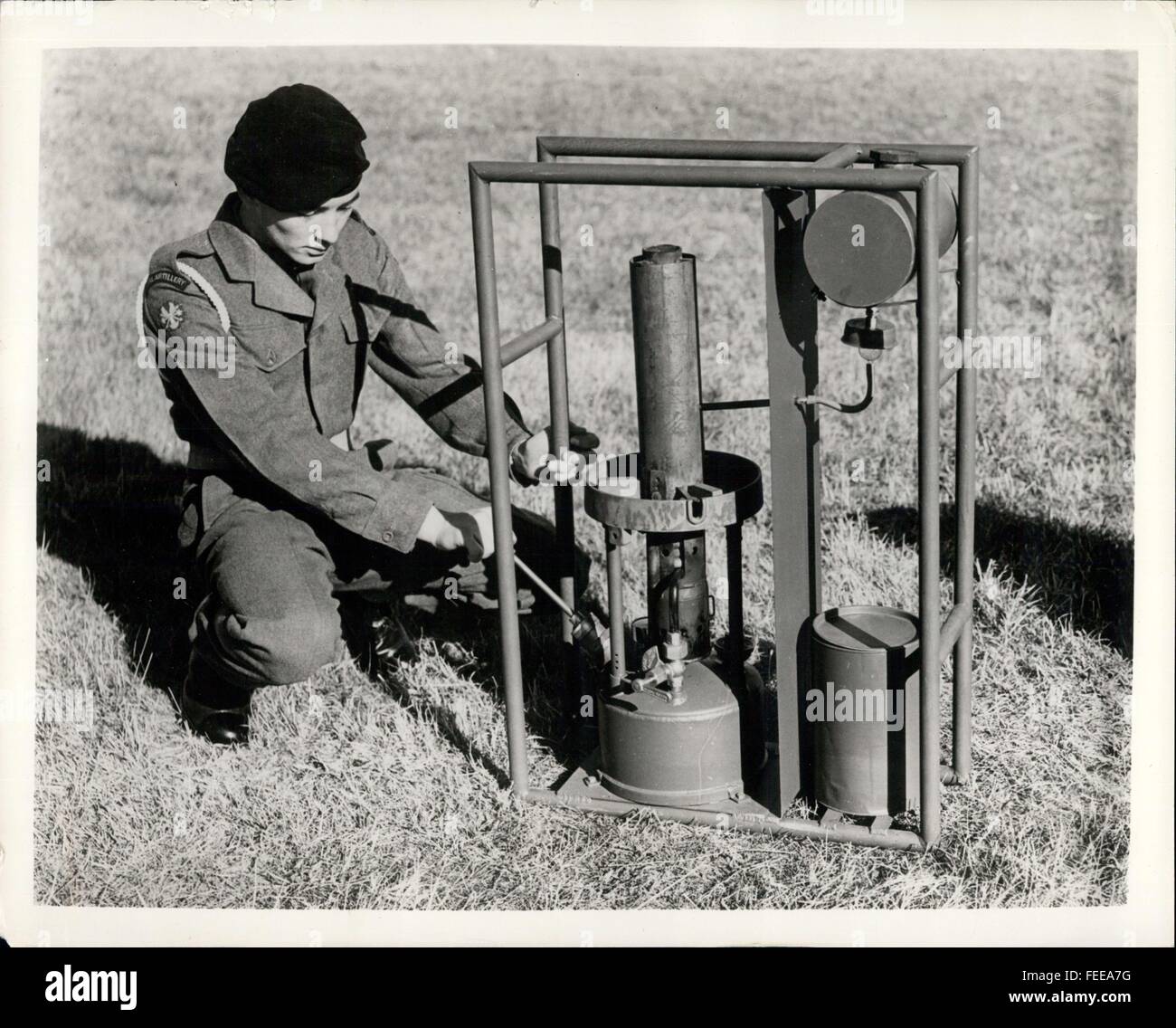 1952 - Diy Rainmaker: la Gran Bretagna sta sperimentando con un piccolo rainmaker che potrebbe evitare le spese di cloud-la semina a partire da un piano. La macchina brucia un combustibile contenente ioduro di argento e di particelle di fumo invisibile è portato verso l'alto mediante i normali movimenti di aria con l'idea della formazione di cristalli di ghiaccio nelle nubi che coltivate e di raggiungere la terra come gocce di pioggia. La foto mostra: un soldato esamina l'apparecchiatura essendo utilizzati per esperimenti rainmaking sulla Piana di Salisbury Wiltshire, Inghilterra. Gli esperimenti vengono condotti dalla Gran Bretagna il ministero dell'aria e il Ministero dell'offerta. (Credito Immagine: © Keystone Pi Foto Stock