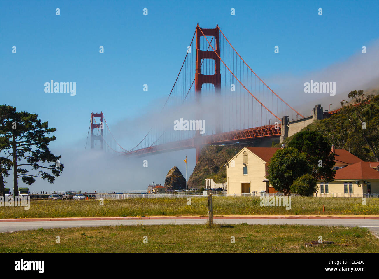 Golden Gate Bridge avvolto nella nebbia, visto da Ft Baker, Sausalito CA Foto Stock