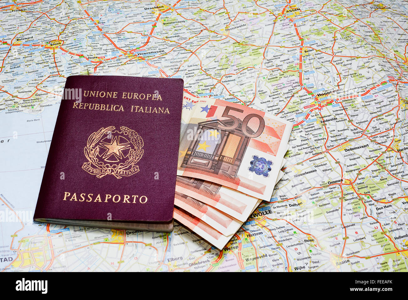 Passaporto, denaro e mappa prima del viaggio Foto Stock