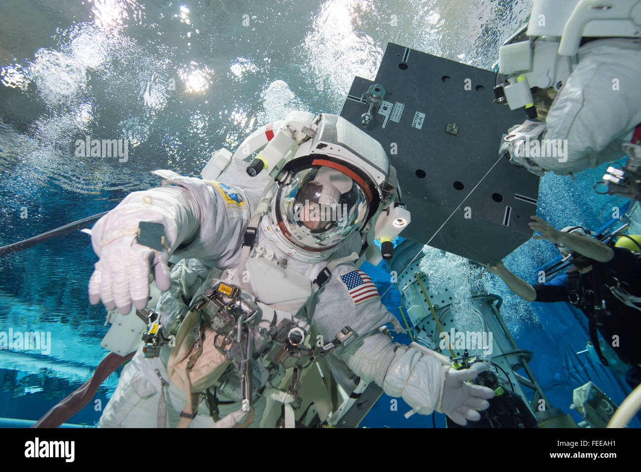 L'astronauta della NASA Peggy Whitson durante il corso di formazione con la tuta spaziale di EVA in una spinta di galleggiamento neutra simulatore di laboratorio presso il Johnson Space Center Gennaio 12, 2016 a Houston, Texas. Foto Stock