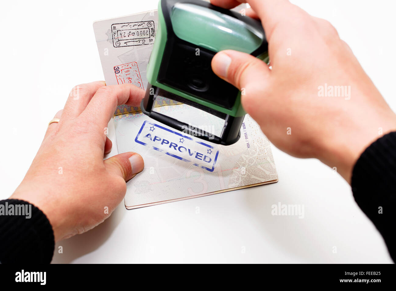 La timbratura passaporto con timbro blu approvato Foto Stock