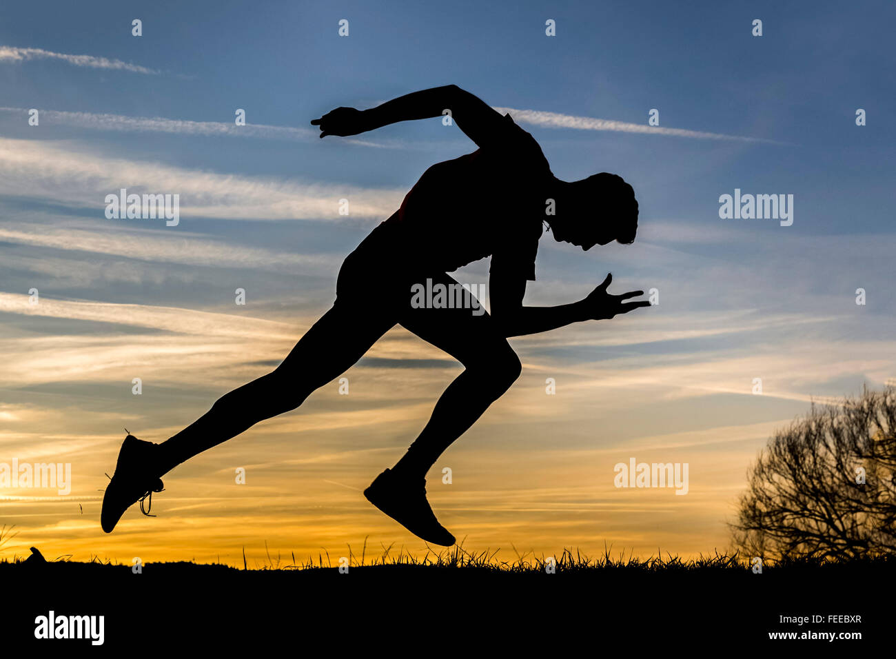 Silhouette, cielo notturno, uomo in volata, atletica Foto Stock