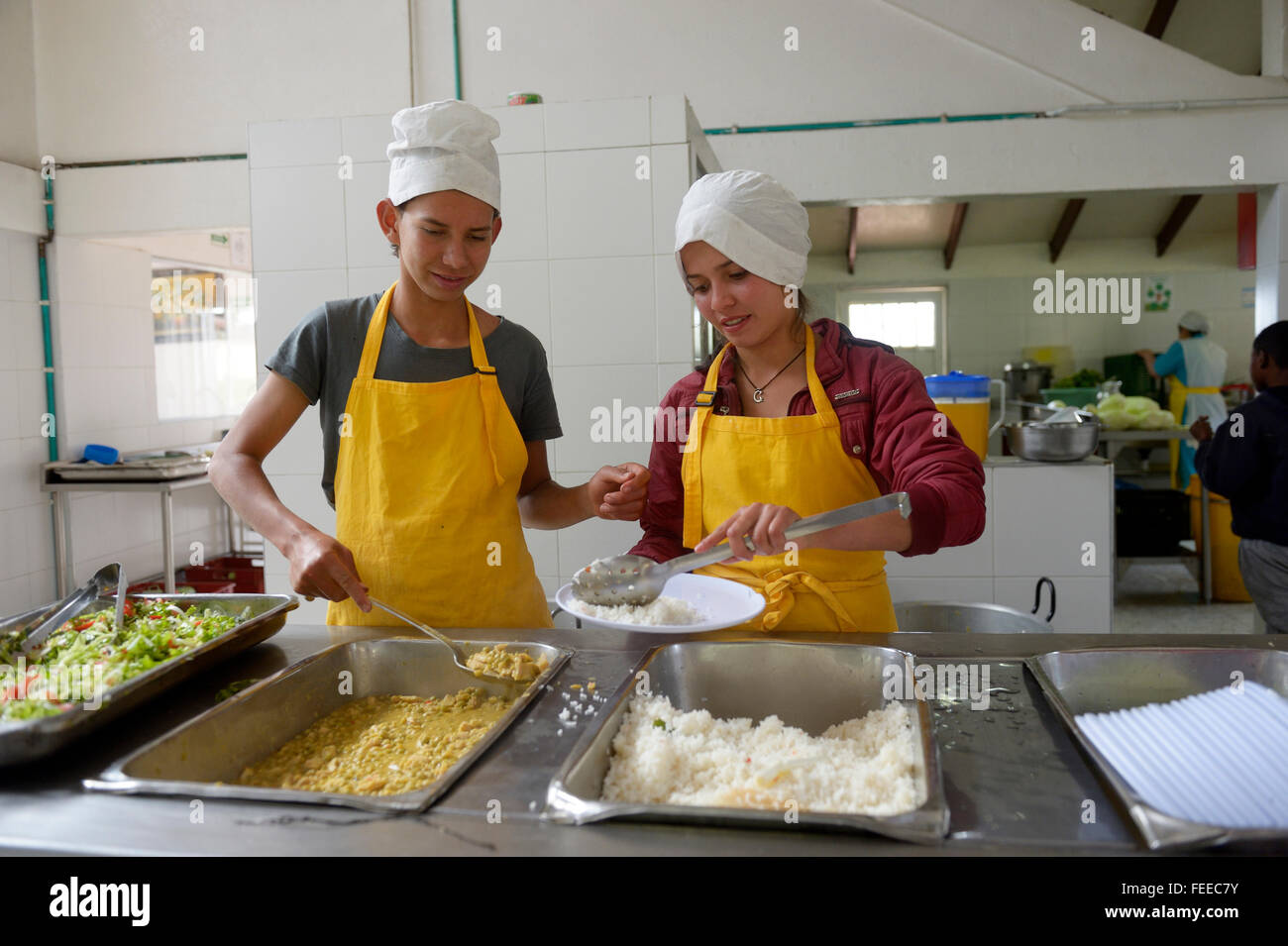 Teens presso il banco alimentare in una mensa, progetto sociale, Bogotà, Colombia Foto Stock