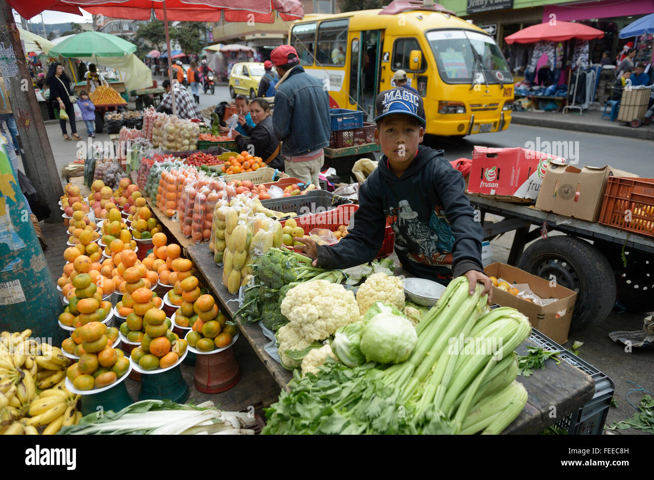Il lavoro minorile, boy, 12 anni, vendita di verdure a un mercato di strada, Barrio 20 de Julio, Bogotà, Colombia Foto Stock