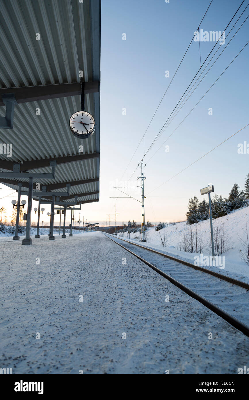 Stazione ferroviaria piattaforma in inverno Foto Stock