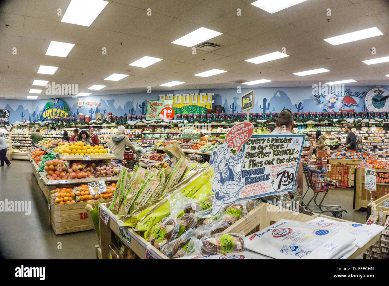 Speciale Natale corona di pasticceria promozione di fronte ai clienti di navigazione visualizzata in maniera attraente produrre bidoni in Trader Joes Tucson Foto Stock