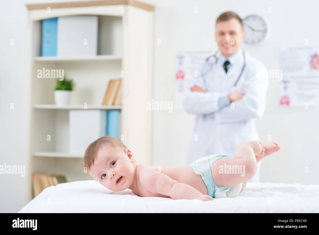 Carino neonato sdraiato sul lettino in ospedale Foto stock - Alamy