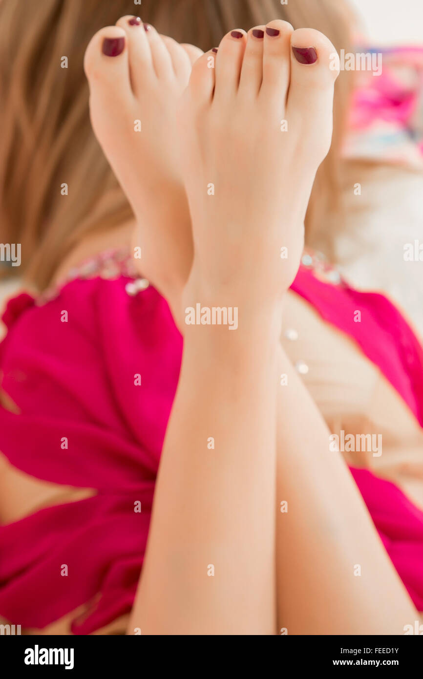 Una danzatrice del ventre giace sul pavimento Foto Stock