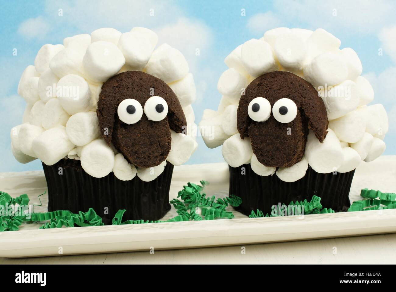 Due simpatici agnello pasquale tortine con sfondo cielo Foto Stock