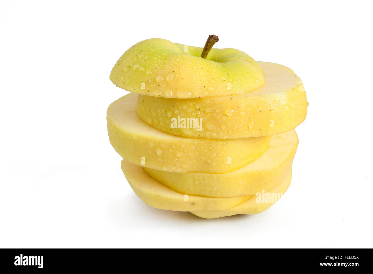 Unico apple giallo tagliato a fette orizzontali Foto Stock