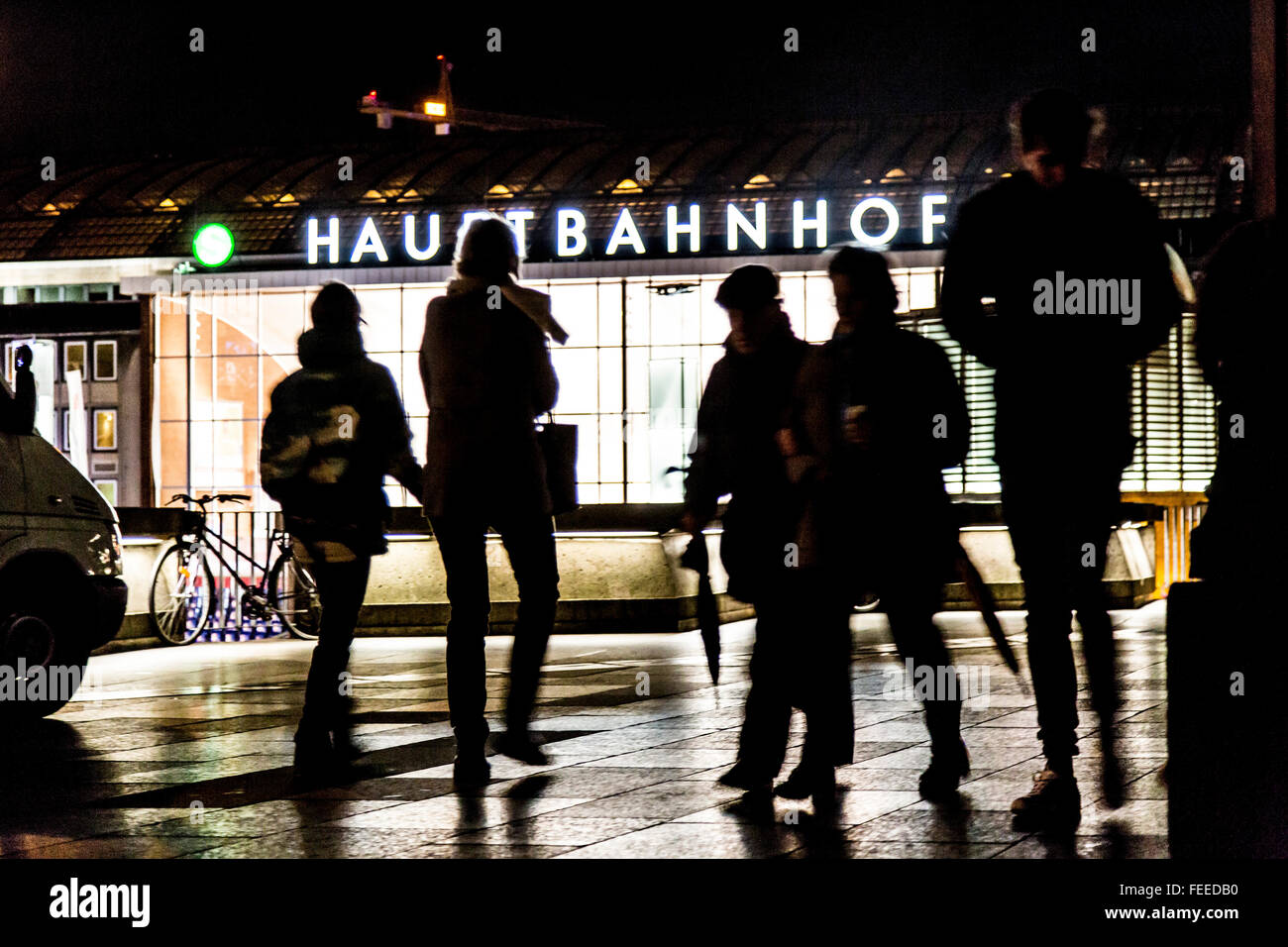 Centrale di Colonia stazione ferroviaria principale di Colonia, in Germania, sagome di persone che si spostano alla stazione hall, di notte, Foto Stock