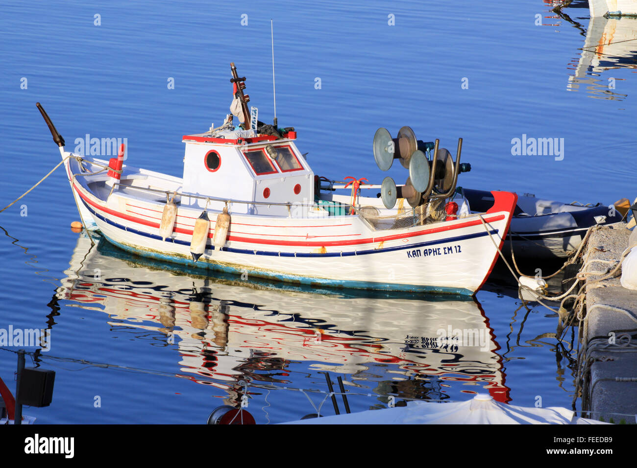 Colorfull barche da pesca nel porto di molivos sull isola di ,Lesbo Grecia Foto Stock