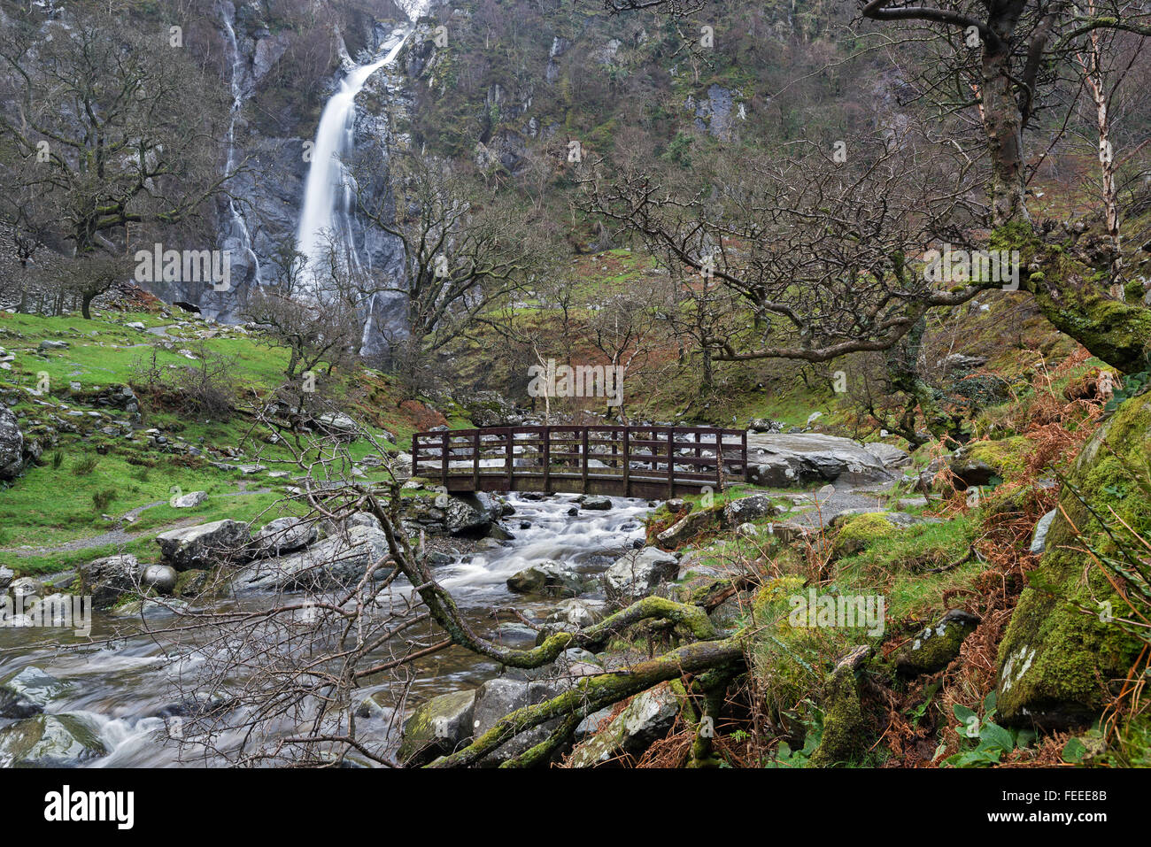 Passerella in legno a Aber cade una popolare località turistica sul Galles del Nord a lunga distanza percorso, Snowdonia National Park, il Galles Foto Stock