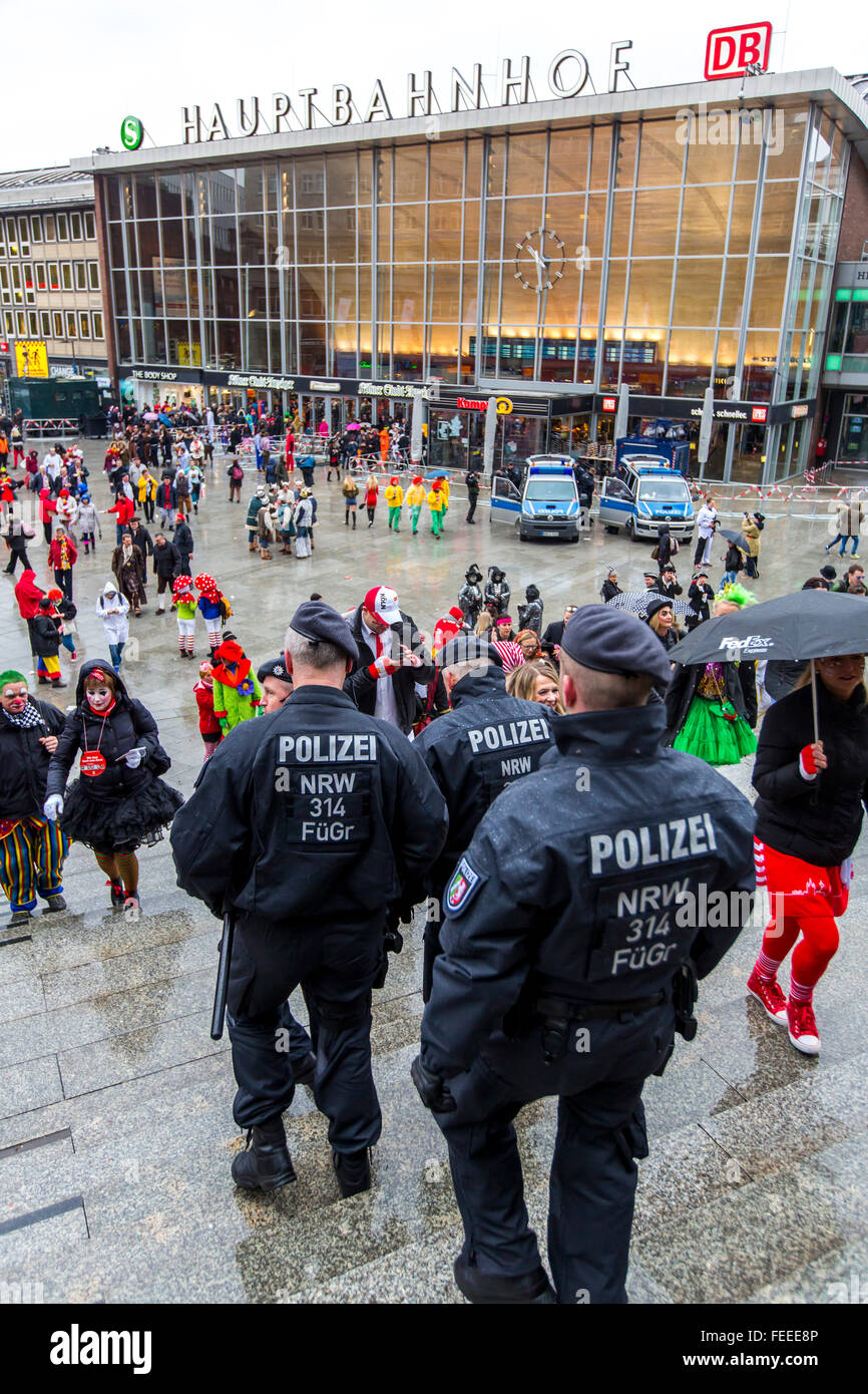 La polizia in servizio durante street festa di carnevale a Colonia, Germania, il Berlingaccio, Foto Stock