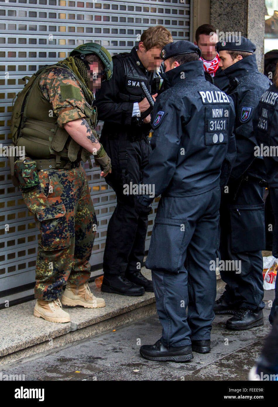 La polizia in servizio durante street festa di carnevale a Colonia, Germania, il Berlingaccio, Foto Stock