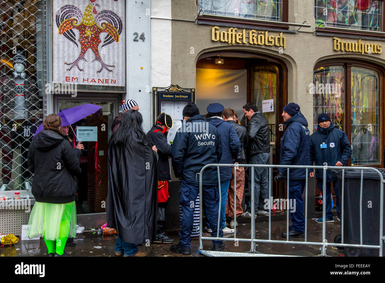 Controlli di sicurezza davanti a un bar, pub, durante Berlingaccio street festa di carnevale a Colonia Germania Foto Stock