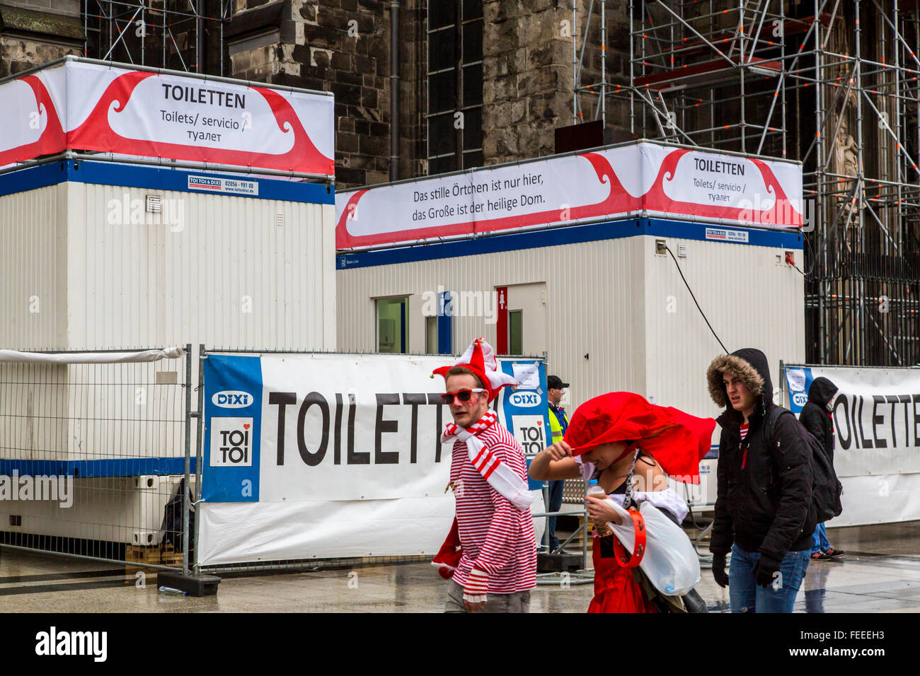 Köln, Weiberfastnacht, Contenitore Toiletten auf dem Domplatz, Aktion gegen Wildpinkler am Dom, Foto Stock