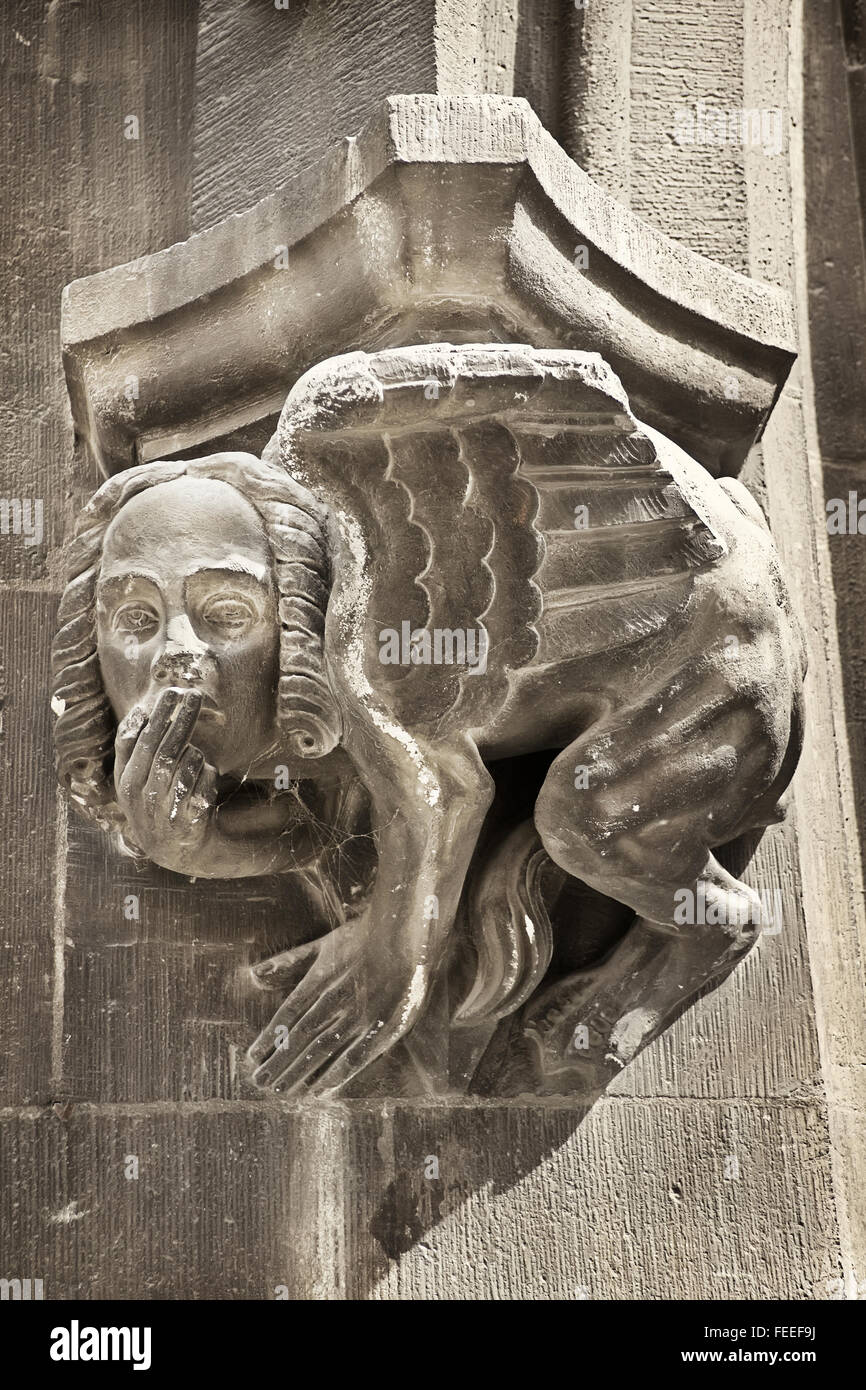 Monaco di Baviera, 17 aprile 2014: pietroso gargoyle gotica con testa umana, ali e la coda sul Municipio di Marienplatz, Monaco di Baviera, Germania Foto Stock