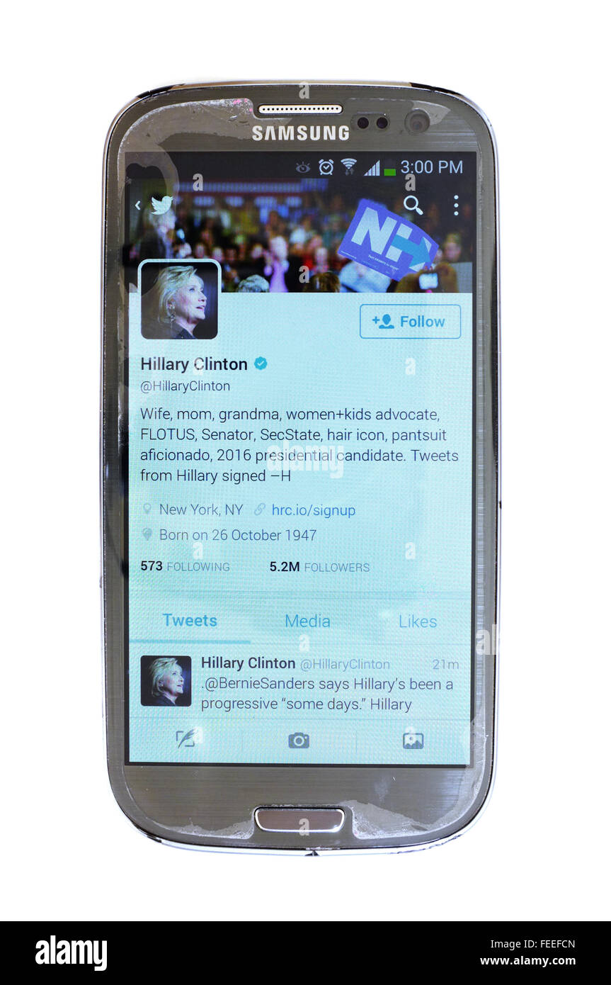 Hillary Clinton account Twitter su una schermata dello smartphone fotografati contro uno sfondo bianco. Foto Stock