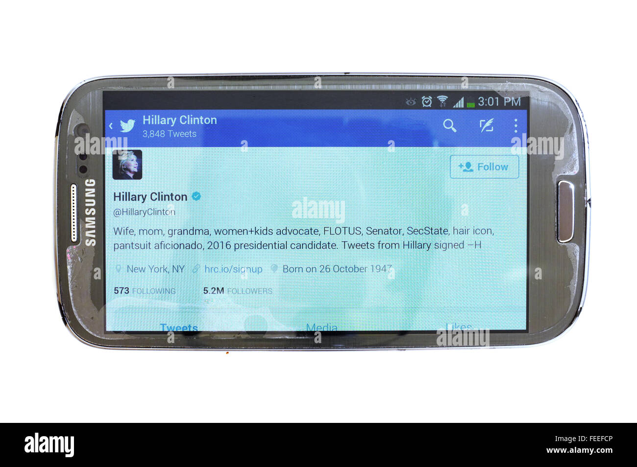 Hillary Clinton account Twitter su una schermata dello smartphone fotografati contro uno sfondo bianco. Foto Stock