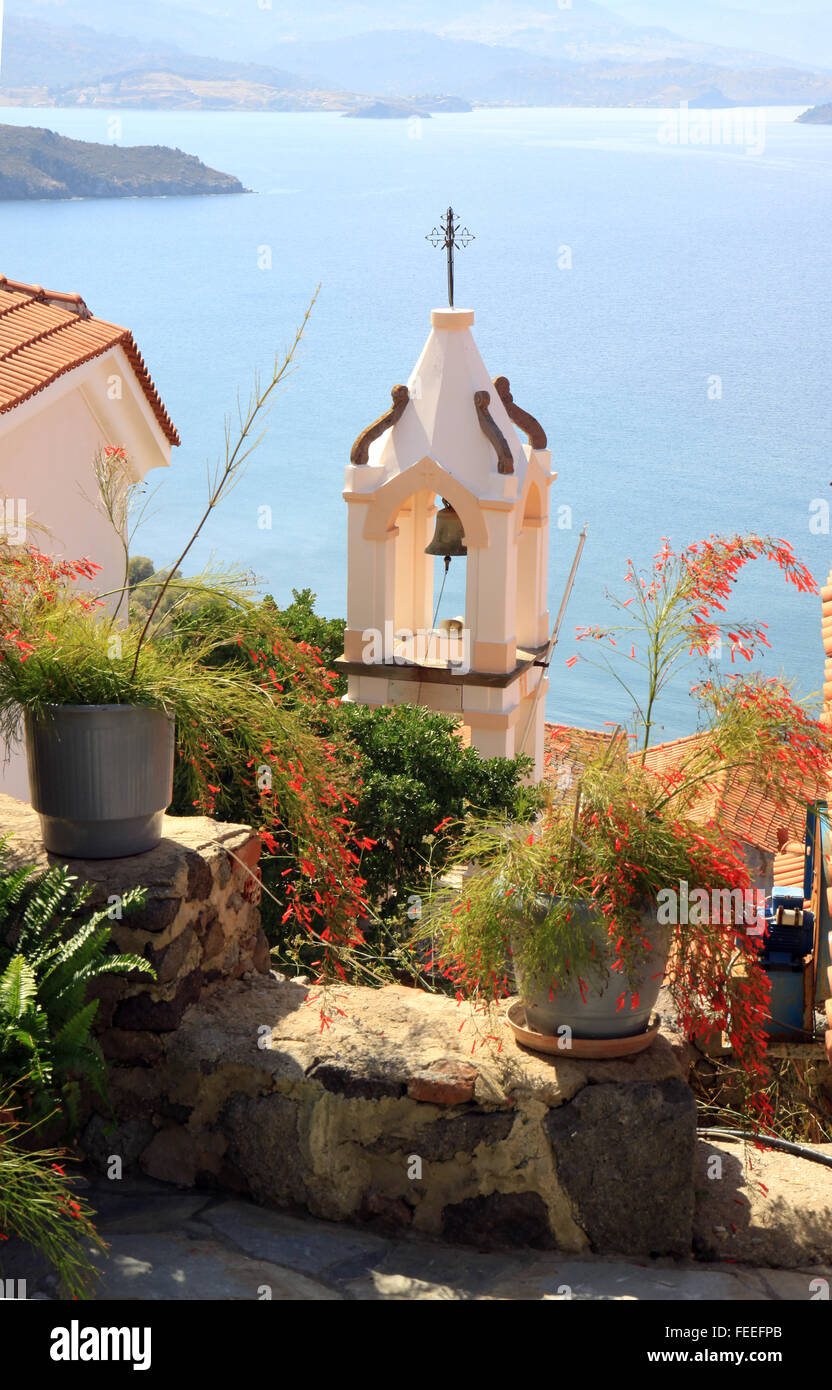 Veduta di una chiesa torre campanaria a molivos sull'isola greca di Lesbo Grecia Foto Stock