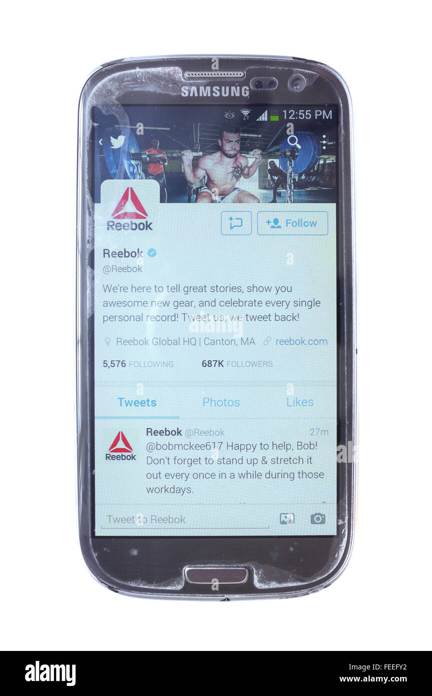 Il Le Coq Sportif pagina su Twitter su una schermata dello smartphone fotografati contro uno sfondo bianco. Foto Stock