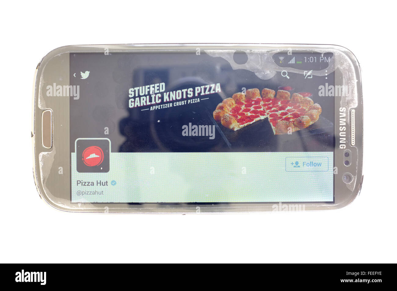 La Pizza Hut account Twitter sullo schermo di uno smartphone fotografati contro uno sfondo bianco. Foto Stock