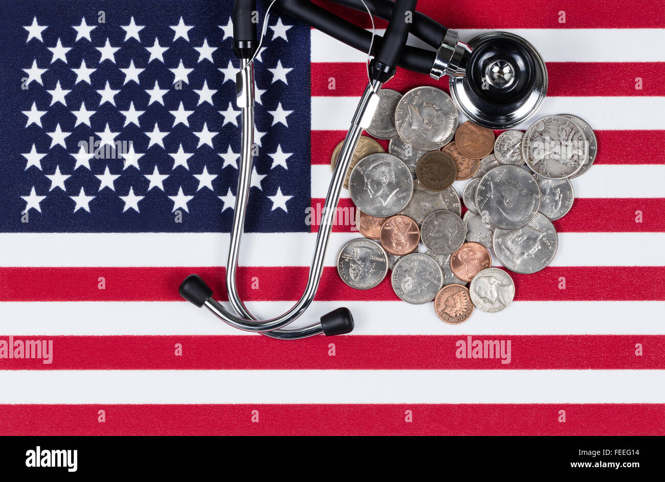 Stati Uniti d'America bandiera con lo stetoscopio e battere moneta. Stati Uniti d'America salute finanziaria concetto. Vista aerea in formato orizzontale. Foto Stock