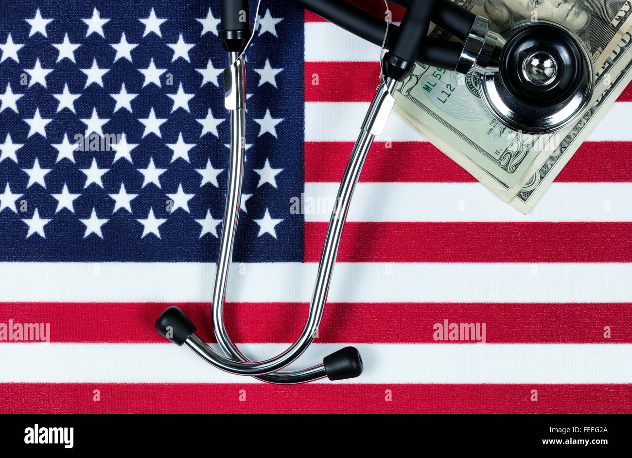 Stati Uniti d'America bandiera con lo stetoscopio e il denaro di carta moneta. Stati Uniti d'America salute finanziaria concetto. Foto Stock
