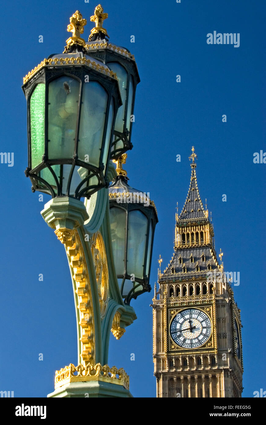 Big Ben orologio e Queen Elizabeth tower nel centro di Londra con ornati in via la luce sul Westminster Bridge, Londra Foto Stock