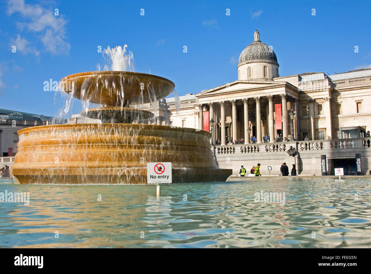 Fontana al di fuori della Galleria Nazionale a Trafalgar Square a Londra centrale Foto Stock