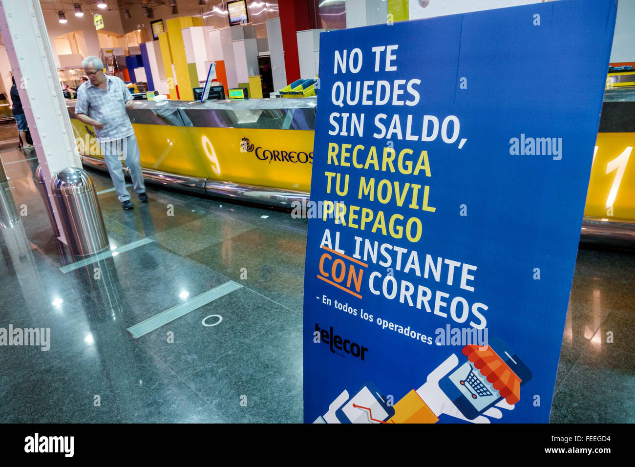 Madrid Spagna,Europa europea,Spagnolo,Centro,Retiro,Paseo del Prado,Correos,servizio postale,ufficio postale,telefono cellulare prepagato,Telecor,ad,banner,recha Foto Stock