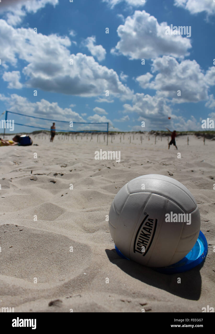 Un campo di pallavolo e la partita di pallavolo sulla spiaggia. Foto Stock