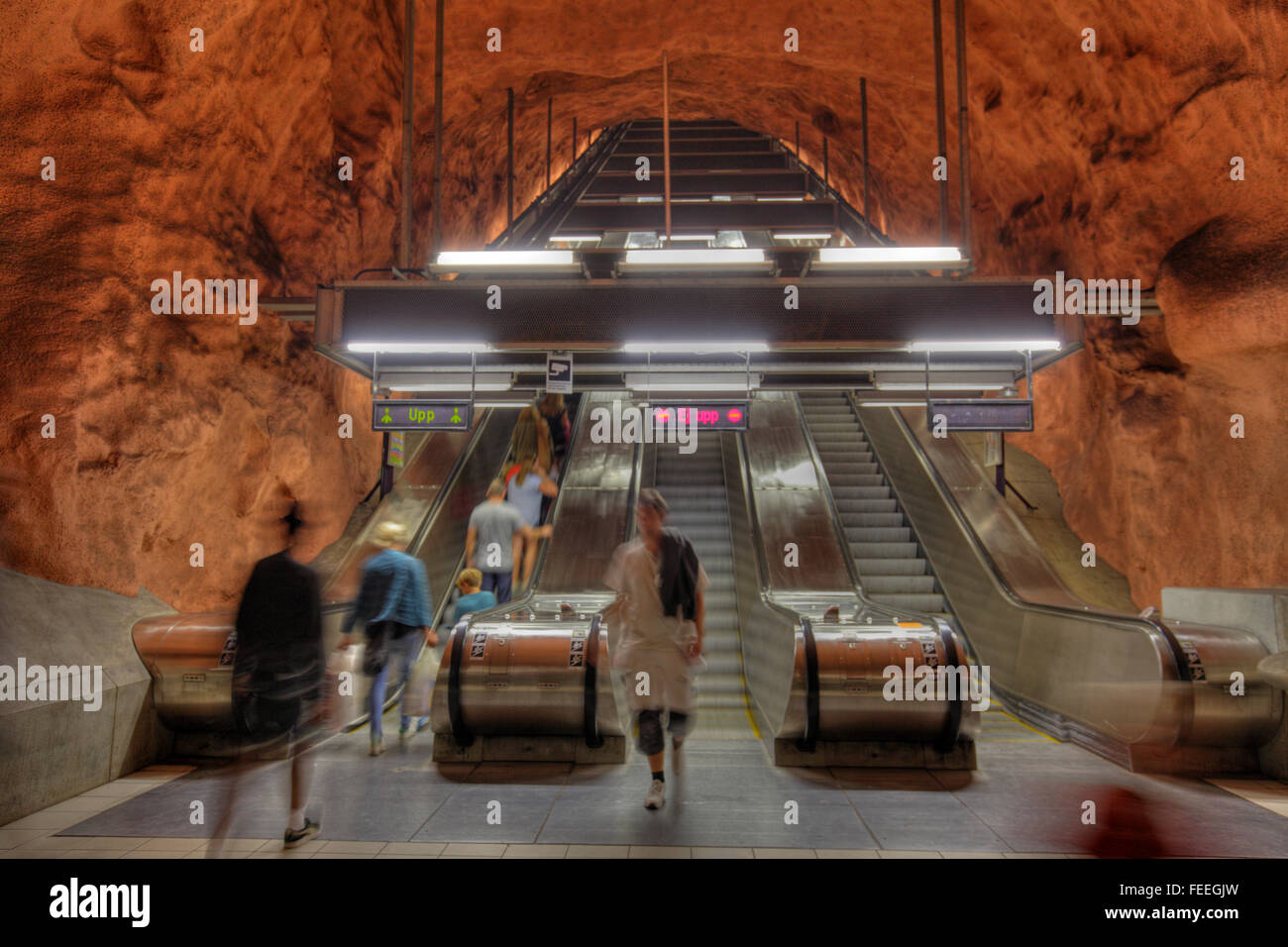 Escalator Radhuset presso la stazione della metropolitana di Stoccolma, Svezia Foto Stock