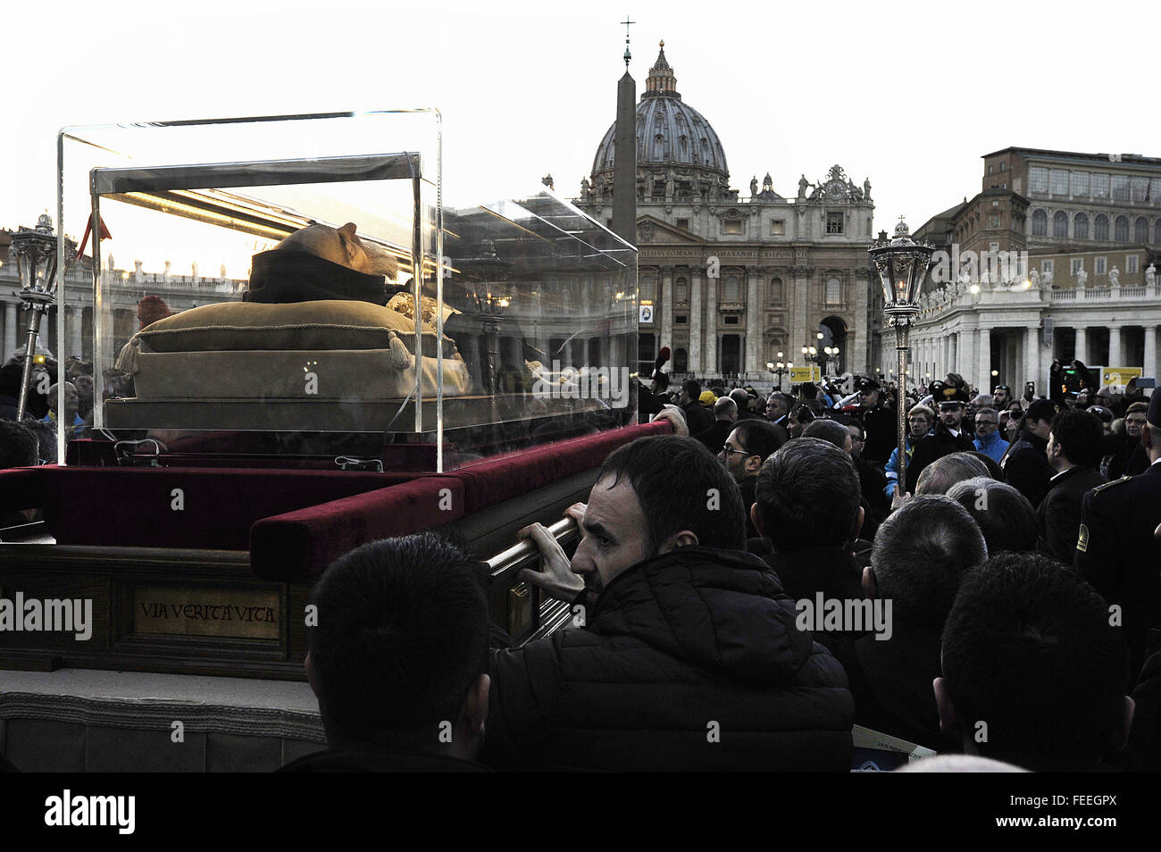 Roma, Italia. 5 febbraio, 2016. Le spoglie di Padre Pio da Pietrelcina, meglio conosciuto come Padre Pio sono portati in processione lungo la Via della Conciliazione a Piazza San Pietro e poi nella Basilica di San Pietro. © Danilo Balducci/ZUMA filo/Alamy Live News Foto Stock
