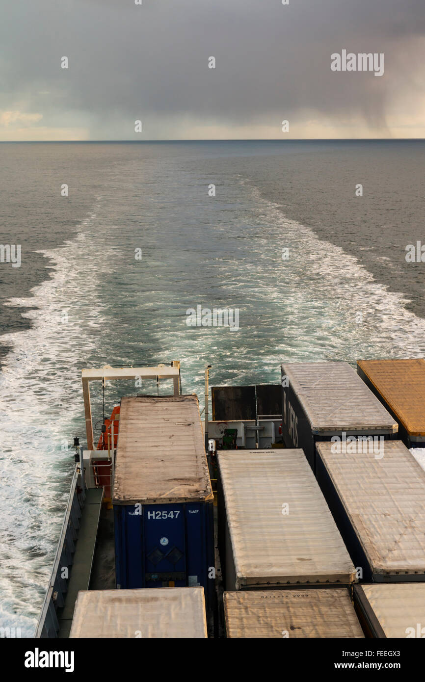 Trailer sul ponte di una nave da carico che attraversa il mare del Nord Foto Stock