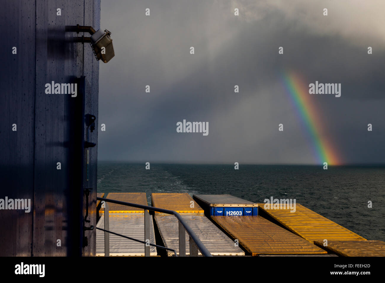 Arcobaleno che si erge sull'orizzonte del Mare del Nord, visto dal ponte di una nave da carico Foto Stock