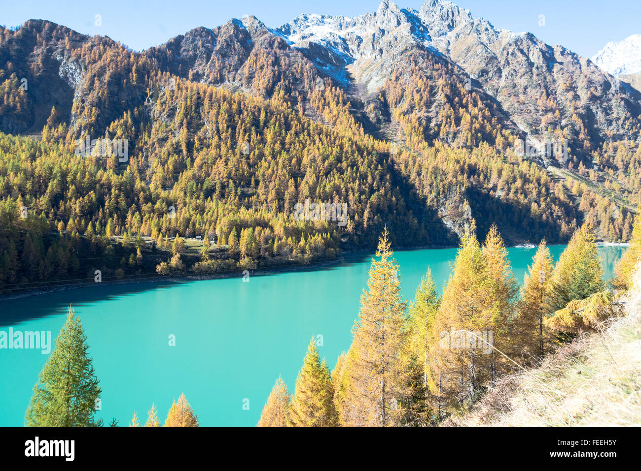 Camminare alto oltre il Lago di Cheggio in Valle Antrona, Piemonte (Italia) con splendida vista sulle Alpi italiane e svizzere Foto Stock