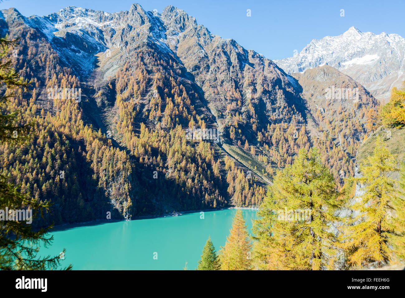 Camminare alto oltre il Lago di Cheggio in Valle Antrona, Piemonte (Italia) con splendida vista sulle Alpi italiane e svizzere Foto Stock