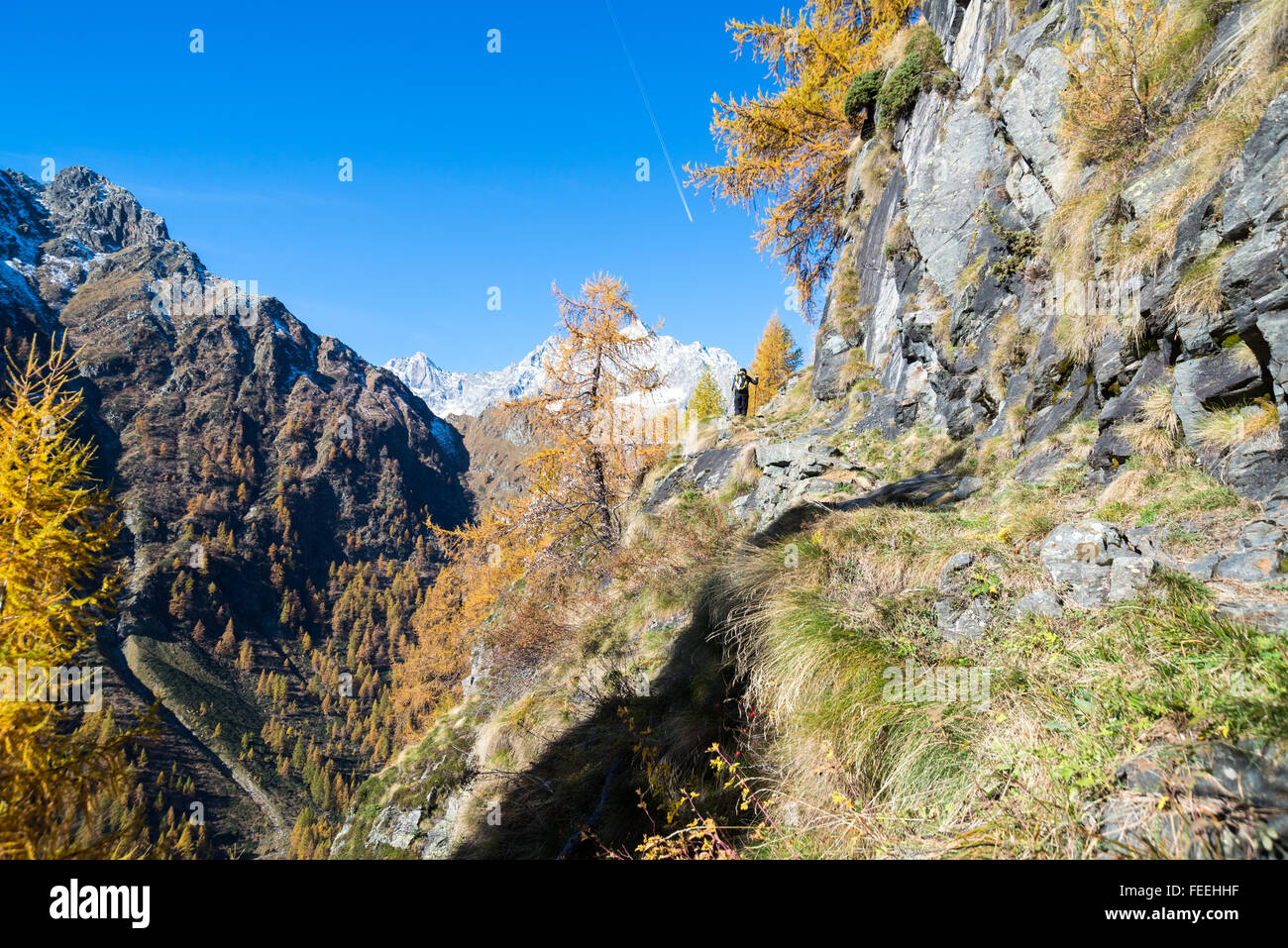 Camminare alto oltre il Lago di Cheggio in Valle Antrona, Piemonte (Italia) con splendida vista sulle Alpi italiane e svizzere Foto Stock