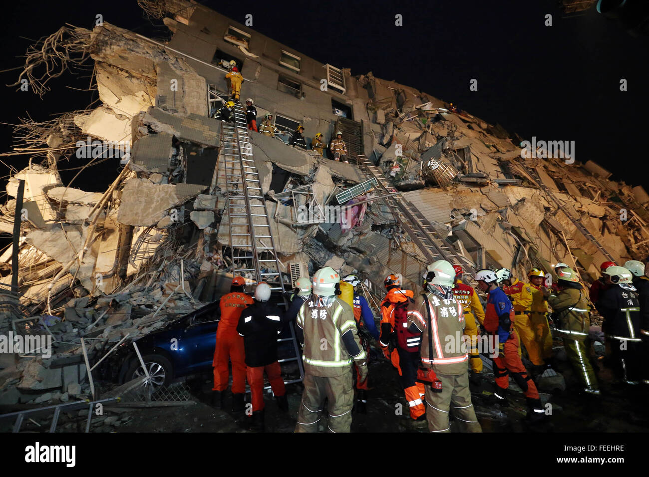 Tainan. 6 febbraio, 2016. Soccorritori opera in corrispondenza di un sito di quake in Tainan, a sud-est di Taiwan. , 6 febbraio 2016. Un 6.7-grandezza terremoto ha colpito Kaohsiung vicini a Tainan 3:57 ora locale del sabato (1957 GMT venerdì). Non ci sono stati rapporti immediati sul numero delle vittime. Credito: Xinhua/Alamy Live News Foto Stock