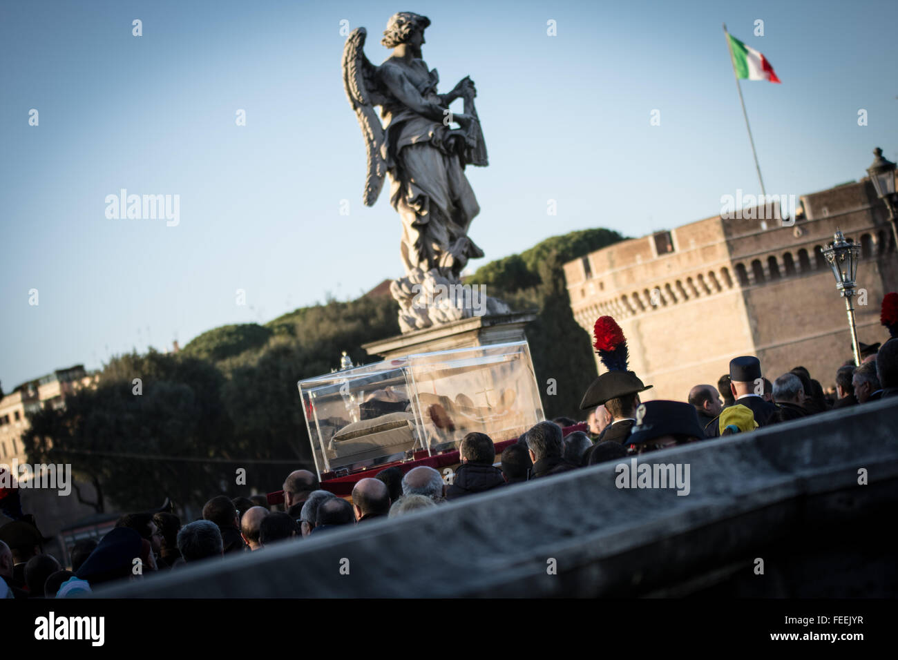 Roma, Italia. 05 feb 2016. Un momento di passaggio della processione del Santo Angelo bridge processione con le reliquie di Padre Pio e San Leopoldo per il Giubileo della misericordia. Credito: Andrea Ronchini/Pacific Press/Alamy Live News Foto Stock