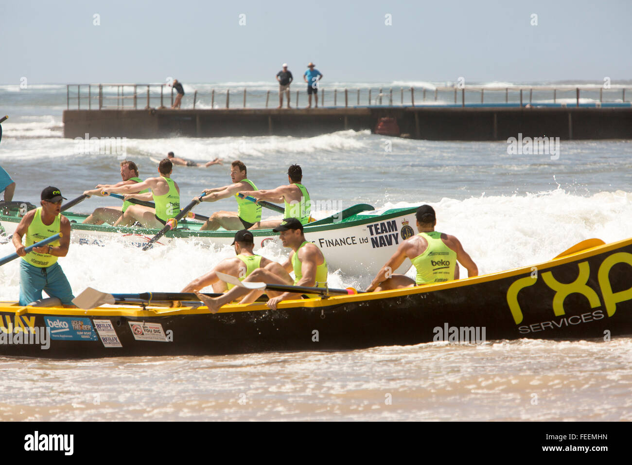 Sydney, Australia. 6th febbraio, 2016. Ocean Thunder Surfboat carnevale un evento televisivo di corse di barche da surf professionali che si tiene a Collaroy Beach, Sydney, New South Wales, con serie di barche da surf da uomo e donna d'elite. Credit: model10/Alamy Live News Foto Stock