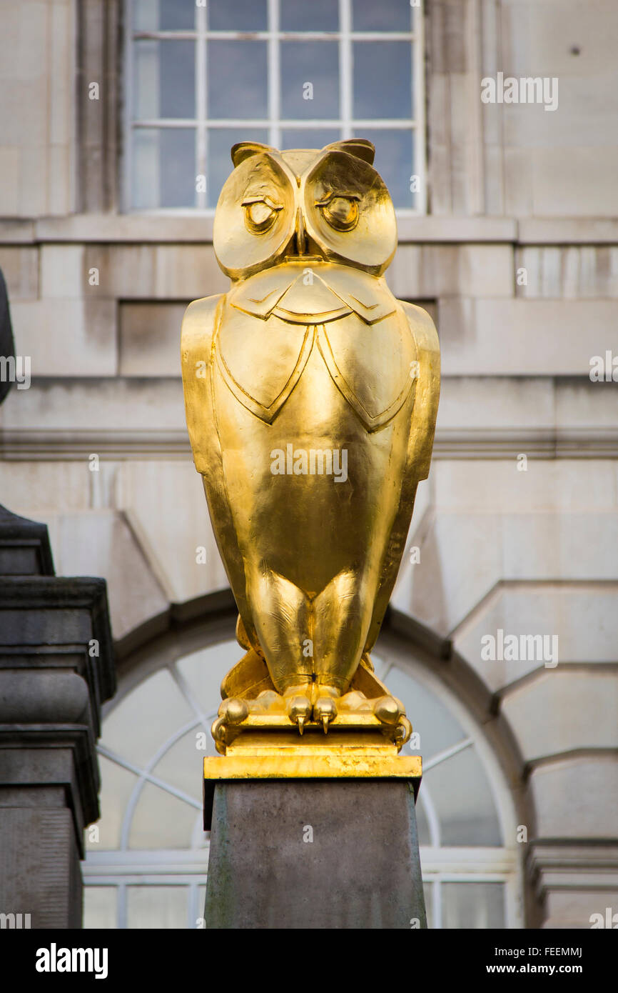 Gufo reale e, orologio in Millennium Square, Leeds sala civica, REGNO UNITO Foto Stock